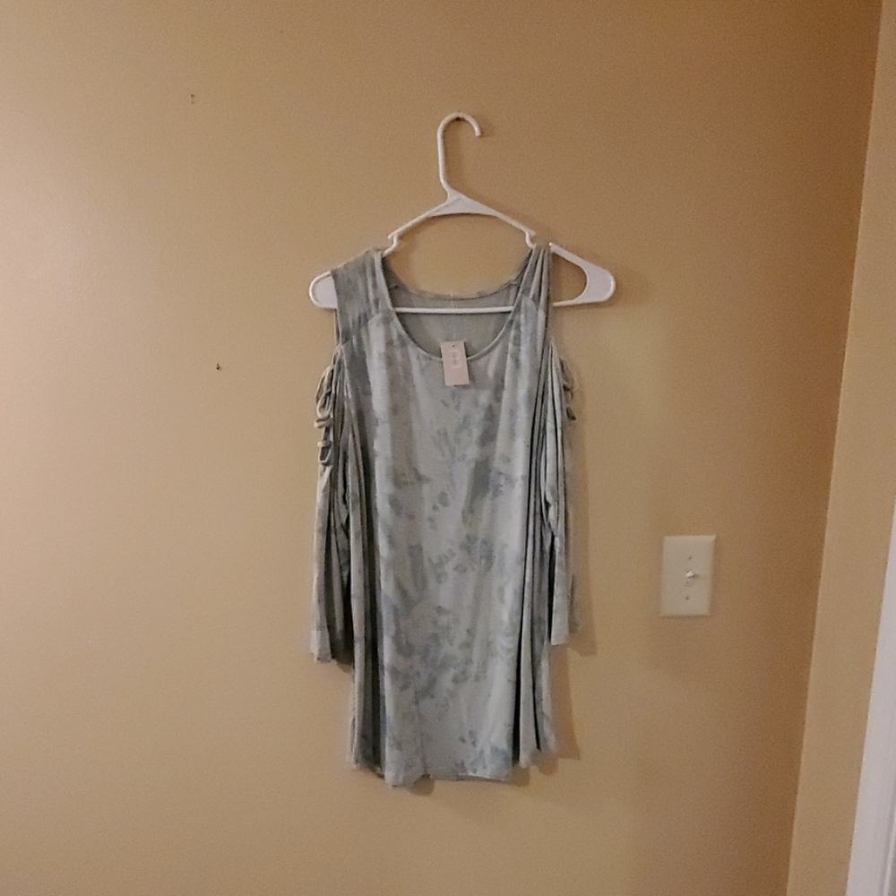 NWT Maurices size xl top w/cut out shoulders